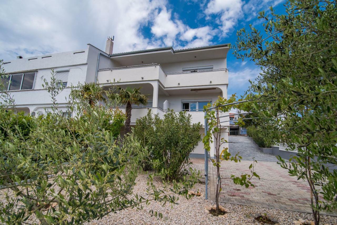 Apartments Oleander Кърк Екстериор снимка